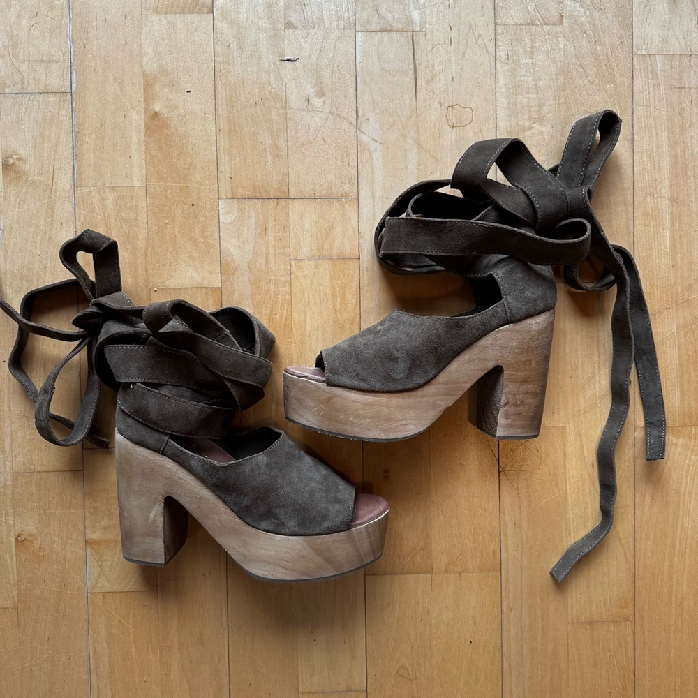 NEW Free People ‘Touch the Sky’ clog